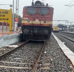 டித்வா புயல் எதிரொலி: பாம்பன் பாலத்தில் ரயில்கள் செல்ல தடை