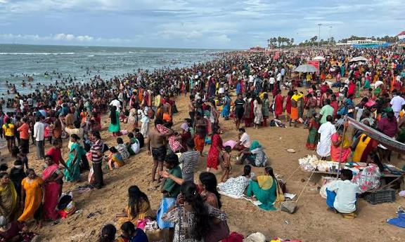திருச்செந்தூரில் அலை மோதிய பக்தர்கள்