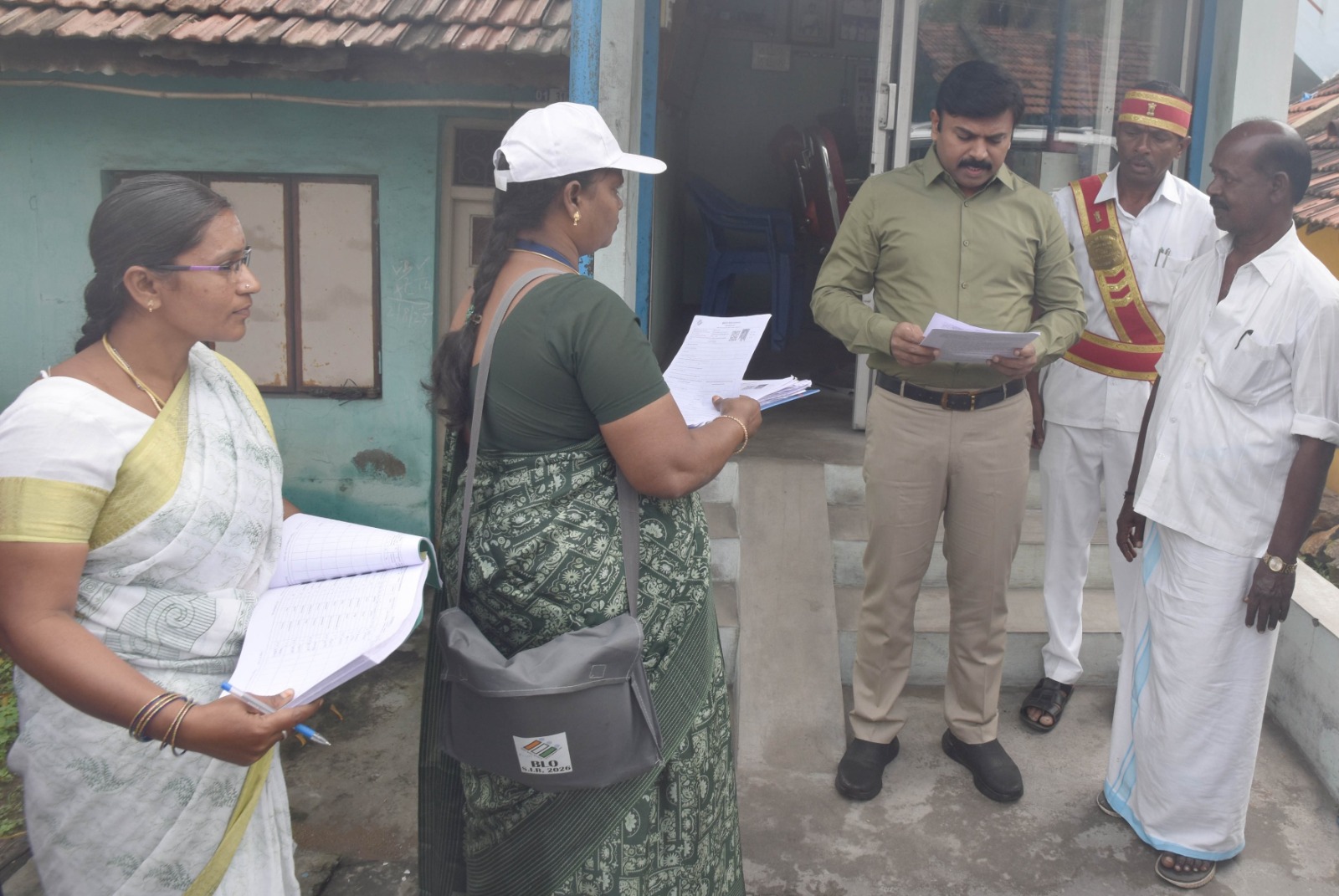 எஸ்ஐஆர் படிவங்கள் வினியோகத்தை கலெக்டர் சதீஸ் ஆய்வு