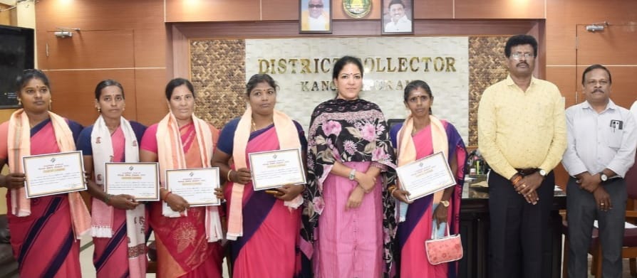 100 சதவீதம் நிறைவேற்றிய வாக்குச்சாவடி நிலை அலுவலர்களுக்கு கலெக்டர் கலைசெல்வி பொன்னாடை போர்த்தி பாராட்டு