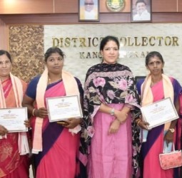 100 சதவீதம் நிறைவேற்றிய வாக்குச்சாவடி நிலை அலுவலர்களுக்கு கலெக்டர் கலைசெல்வி பொன்னாடை போர்த்தி பாராட்டு