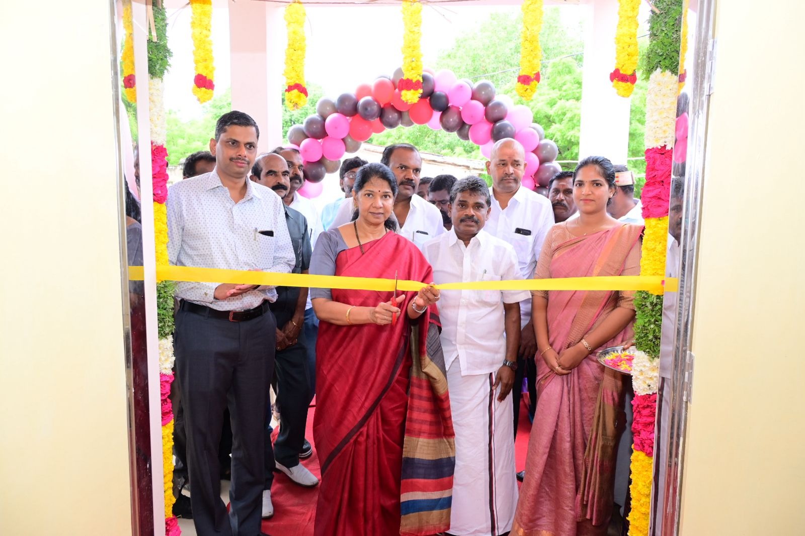 ரூ. 45 லட்சம் மதிப்பீட்டில் புதிதாகக் கட்டப்பட்டுள்ள சமுதாய நலக்கூடத்தை கனிமொழி எம்.பி. நேற்று திறந்து வைத்தார்