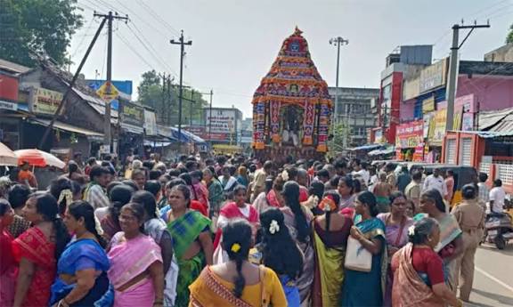 சிதம்பரம் நடராஜர் கோவிலில் சிவகாமி அம்மன் தேரோட்டம்