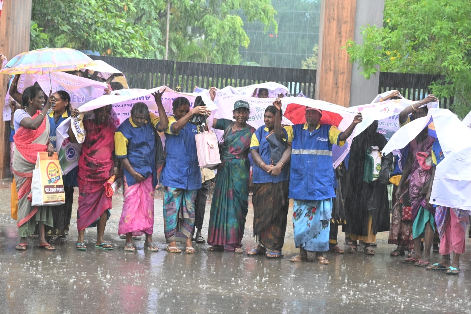 தூய்மைப பணியாளர்கள் திடீர் போராட்டம்