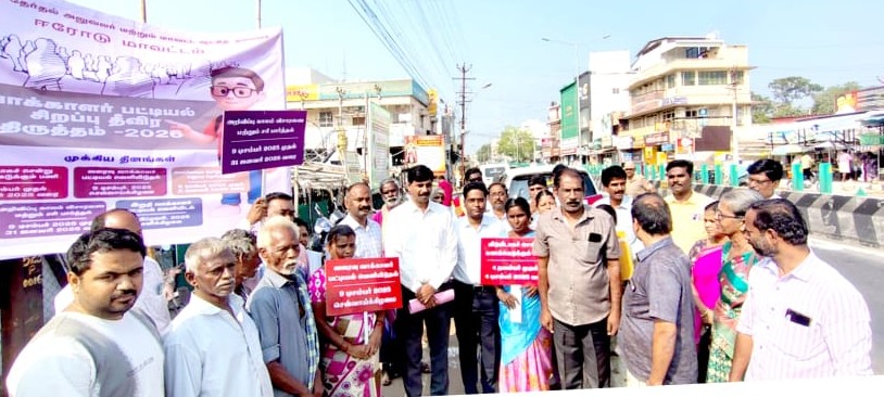 கோபி நகராட்சி பகுதியில் சிறப்பு தீவிர வாக்காளர் பட்டியல் திருத்தம் தொடர்பாக துண்டு பிரசுரங்கள்