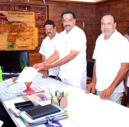 குளறுபடிகள் தொடர்பாக, கலெக்டரிடம் முன்னாள் அமைச்சர் விஜயபாஸ்கர் புகார் மனு