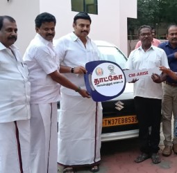 தாட்கோ மானியத்துடன் கடன் வழங்கும் திட்டத்தின் கீழ் கார் சாவியை அமைச்சர் மதிவேந்தன் வழங்கினார்.