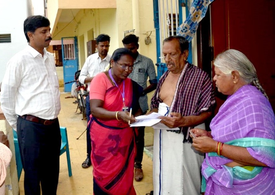 பவானி ஒன்றியம் குருக்கள் நாயக்கன் பாளையத்தில் வாக்காளர் பட்டியல் திருத்தப்பணி