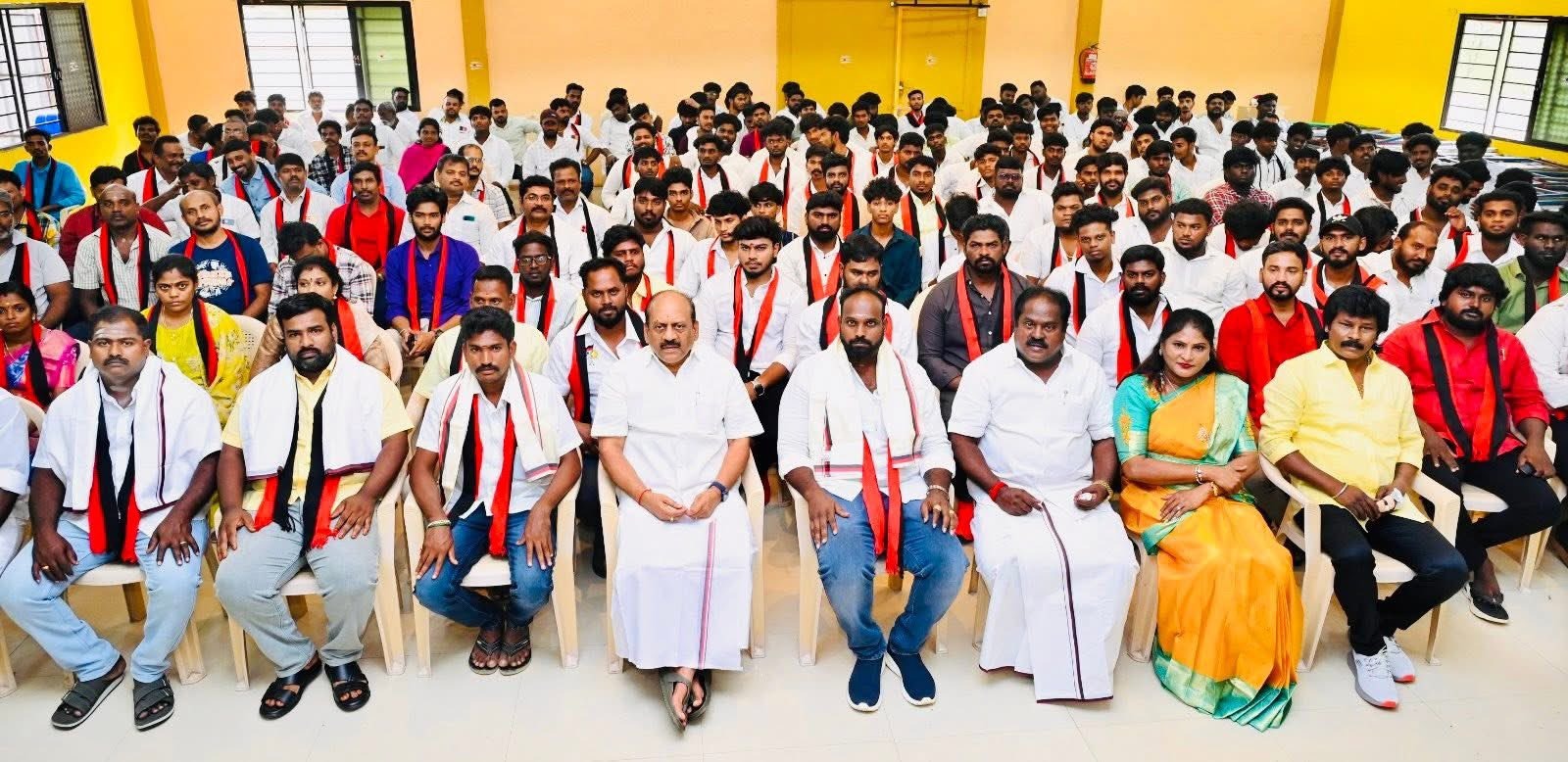 த.வெ.க கட்சியில் இருந்து நரேஷ், தலைமையில் 40 பேரும் அக்கட்சிகளிலிருந்து விலகி அமைச்சர் அன்பரசன் முன்னிலையில் திமுகவில் இணைந்தனர்