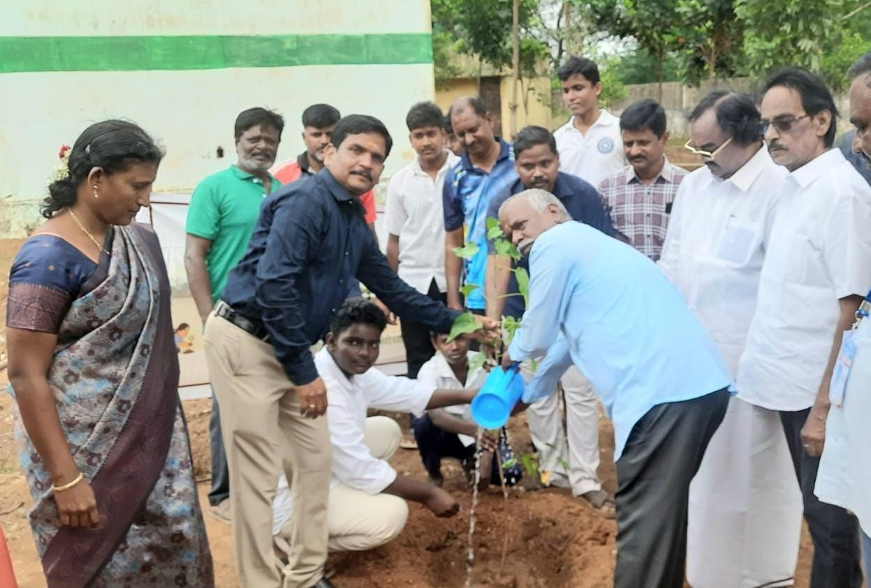 பசுமை பள்ளி விழாவில் மரக்கன்றுகள் நடும் விழா.......