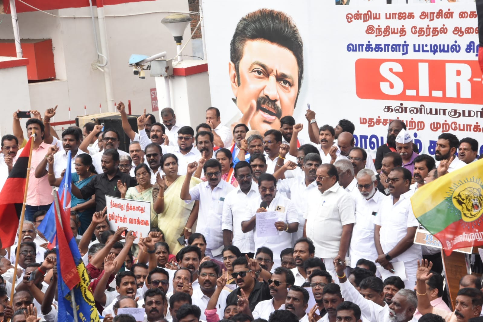 (SIR) கொண்டு வந்துள்ள இந்திய தேர்தல் ஆணையத்தை கண்டித்து நாகர்கோவில் தலைமை தபால் நிலையம் அருகில் நேற்று மேயர் மகேஷ் தலைமையில் ஆர்ப்பாட்டம்