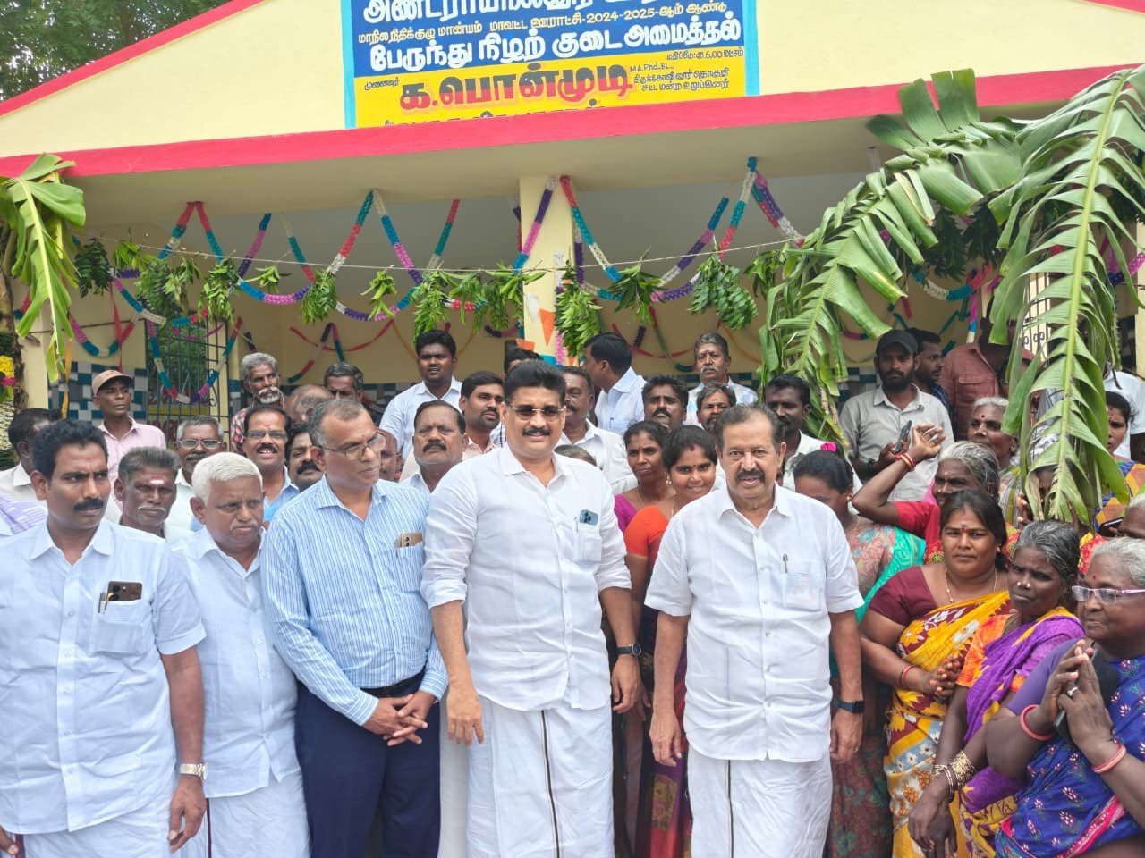 அண்டராயனூர் ஊராட்சியில் புதிய பயணியர் நிழல் குடை