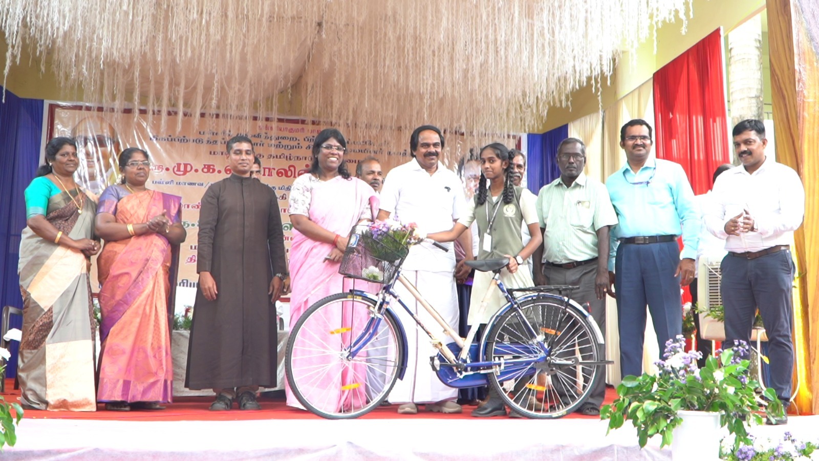 குமரி மணலிக்கரை புனித மரிய கொரற்றி மேல்நிலைப் பள்ளியில் மாணவர்களுக்கு இலவச சைக்கிள்