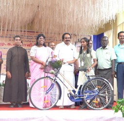 குமரி மணலிக்கரை புனித மரிய கொரற்றி மேல்நிலைப் பள்ளியில் மாணவர்களுக்கு இலவச சைக்கிள்
