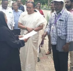 வேலூரில் வீடு வீடாக சென்று வாக்காளர்களுக்கு படிவங்களை வழங்கிய மாவட்ட ஆட்சியர்!