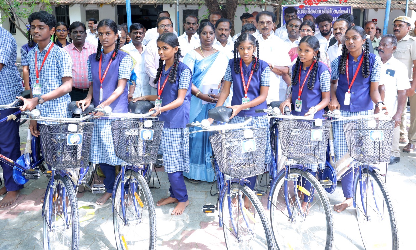 பந்தல்குடி அரசு மேல்நிலைப் பள்ளியில் மாணவர்களுக்கு விலையில்லா மிதிவண்டி