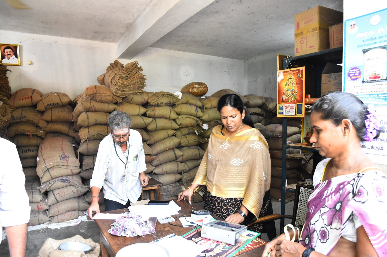 கௌதம்பேட்டை பகுதியில் ரேஷன் கடையில் கலெக்டர் சிவசவுந்தரவல்லி நேற்று ஆய்வு