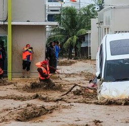 இந்தோனேசியாவில் கடும் வெள்ளப் பெருக்கு, நிலச்சரிவில் சிக்கி 49 பேர் உயிரிழப்பு
