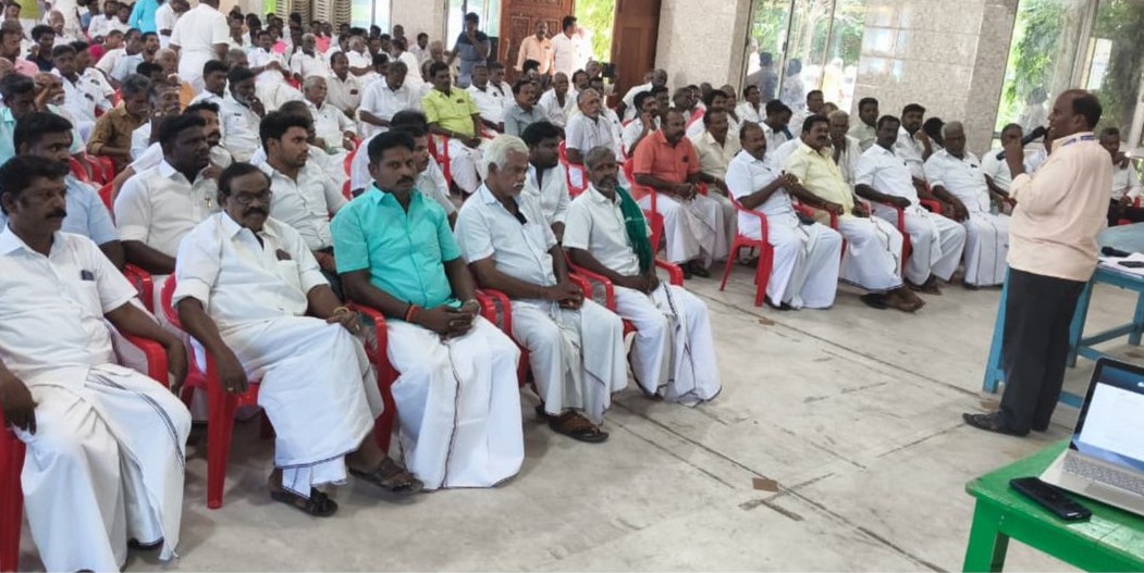 தேர்தல் ஆணையத்தால் நடத்தப்பட்ட பயிற்சி கூட்டங்களில் அதிமுகவினர்