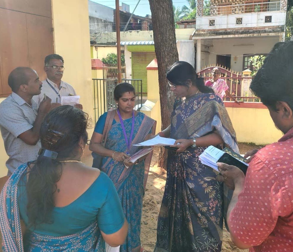 எஸ்ஐஆர் படிவங்களை பதிவேற்றும் பணிகளை கலெக்டர் அழகுமீனா நேற்று ஆய்வு