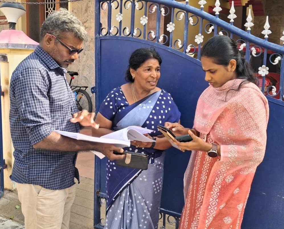 எஸ்ஐஆர் படிவங்களை வீடு வீடாக வினியோகிக்கும் பணி