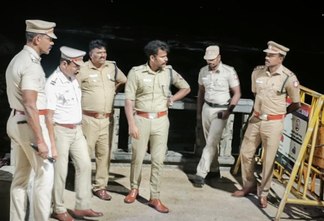 முக்கடல் சங்கமம் பகுதியில் பக்தர்கள், சுற்றுலாப் பயணிகள் பாதுகாப்பு நடவடிக்கைகள் குறித்து மாவட்ட எஸ்.பி. ஸ்டாலின் நேரில் ஆய்வு