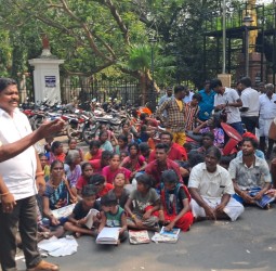 புதுச்சேரியில் நேற்று பழங்குடியினர் கோரிக்கைகளை வலியுறுத்தி சட்டப்பேரவையை முற்றுகையிட்டு போராட்டம்