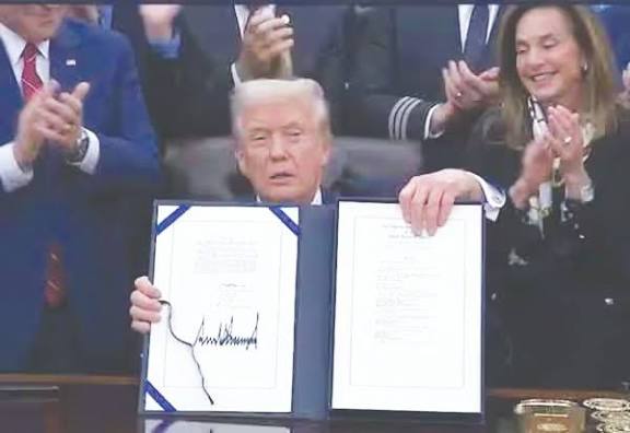 43 நாள் அரசு முடக்கம் முடிவுக்கு வந்தது: நிதி மசோதாவில் கையெழுத்திட்டார் அதிபர் டிரம்ப்