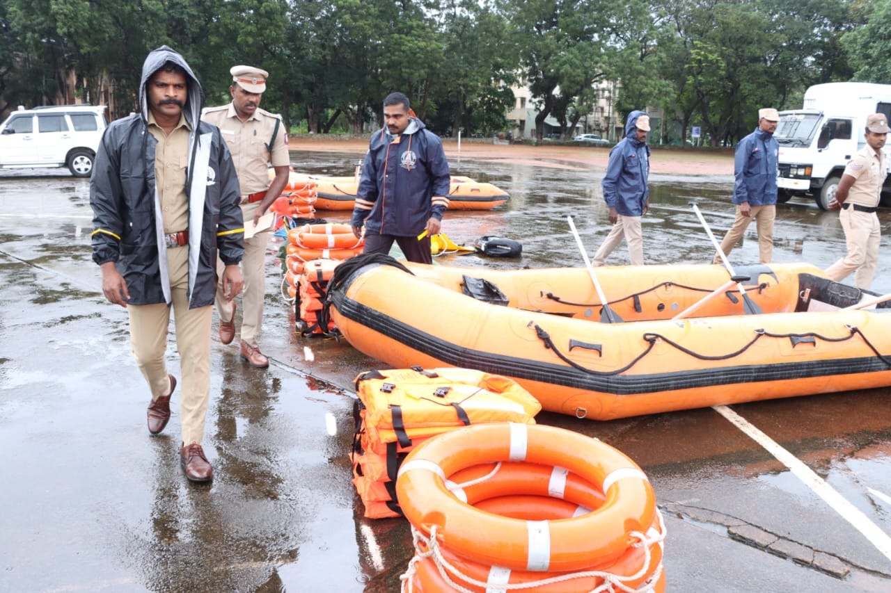 நாகர்கோவில் ஆயுதப்படை மைதானத்தில் பேரிடர் மீட்பு உபகரணங்களுடன் தயார் நிலையில் மீட்பு குழுவினர்