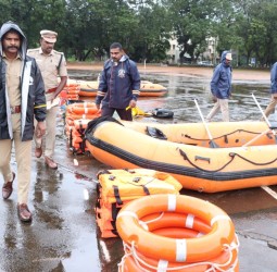 நாகர்கோவில் ஆயுதப்படை மைதானத்தில் பேரிடர் மீட்பு உபகரணங்களுடன் தயார் நிலையில் மீட்பு குழுவினர்