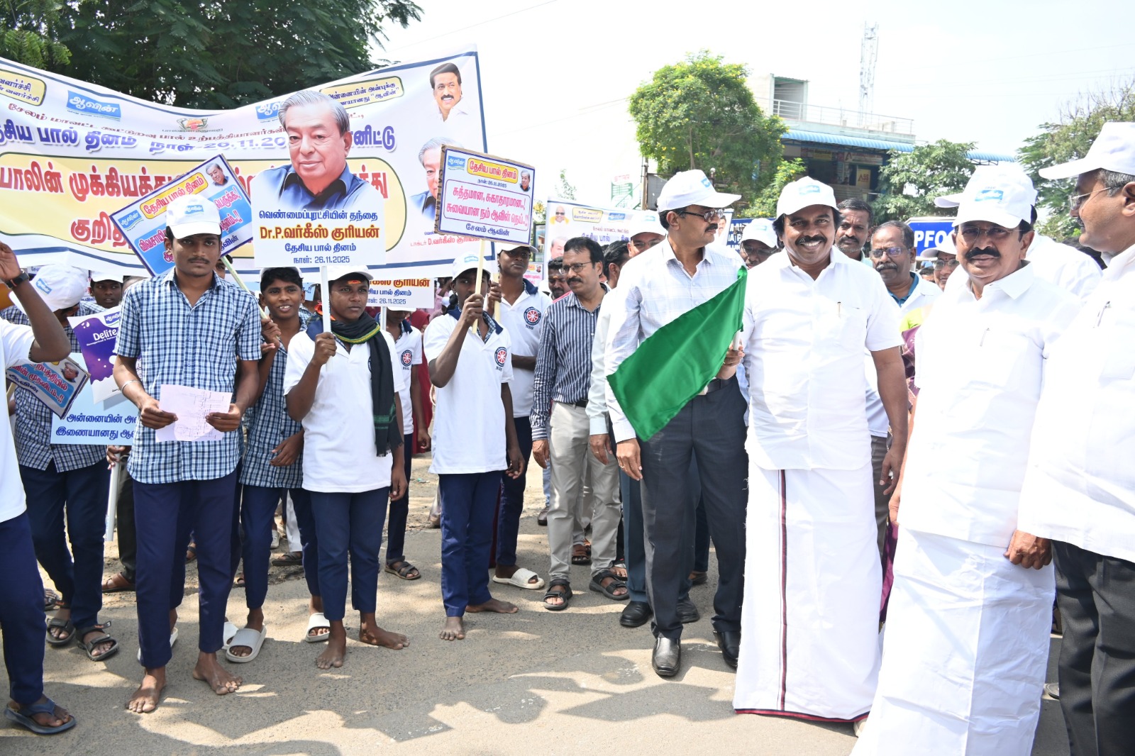 பாலின் முக்கியத்துவம் மற்றும் ஊட்டச்சத்து குறித்த விழிப்புணர்வு பேரணி