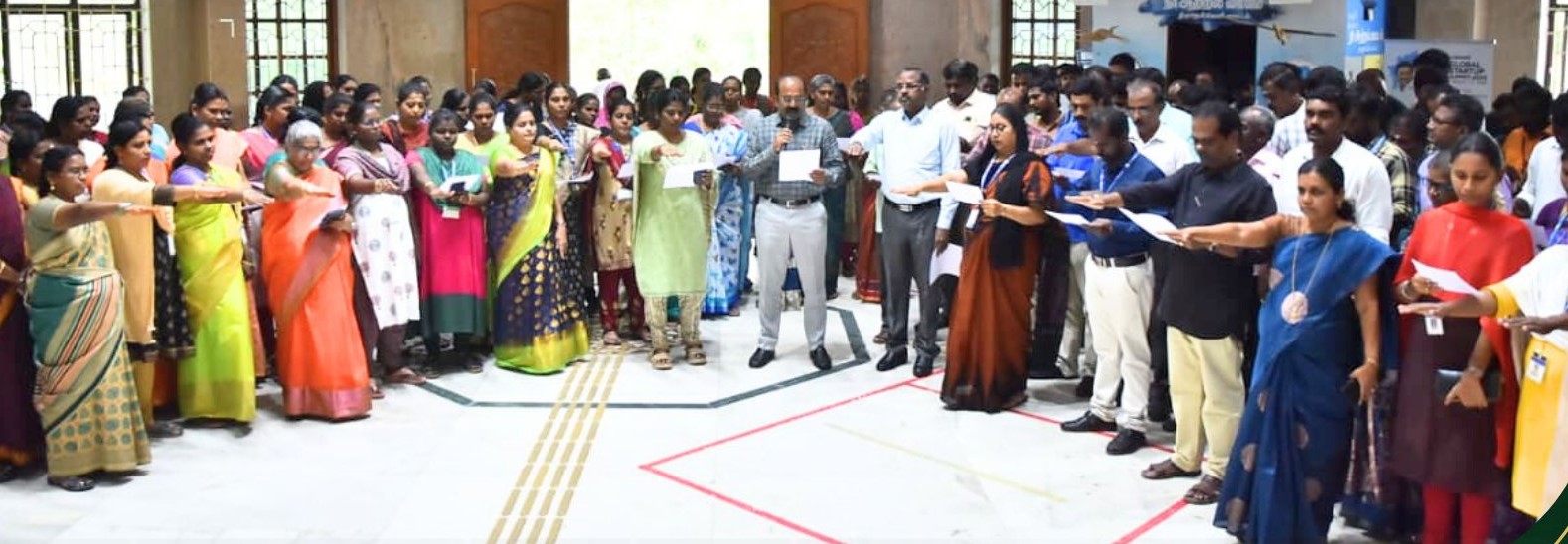 கலெக்டர் சுகுமார் தலைமையில் அனைத்து துறை அலுவலர்களும் முகப்புரையை ஏற்றுக் கொண்ட நிகழ்வு