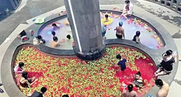 சீனாவில் பிரபலமாகி வரும் ‘ஹாட்பாட்’ குளியல்