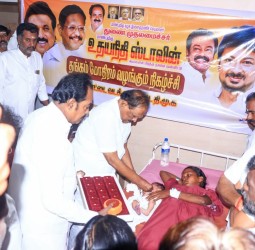 துணை முதல்வர் உதயநிதி பிறந்த நாளில் பிறந்த குழந்தைக்கு அமைச்சர் ரகுபதி தங்க மோதிரம்