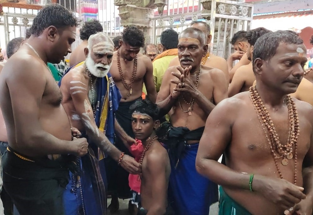 திருச்செந்தூர் சுப்பிரமணிய சுவாமி கோயிலில் மாலை அணிந்து பக்தர்கள் விரதம்