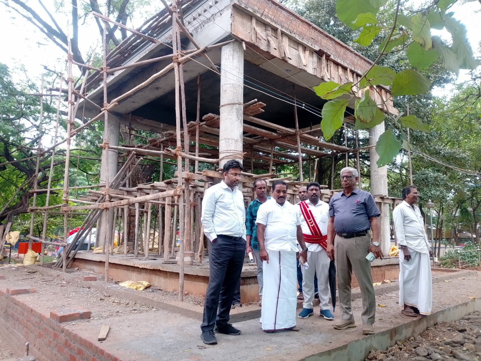 குமரி கோமேதகம் பொன்னப்பநாடார் திருவுருவ சிலையுடன் கூடய மணிமண்டபம்