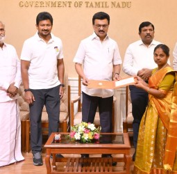 பாடசாலைகளில் பயிற்சி பெறும் மாணவ, மாணவியர்களுக்கு உயர்த்தப்பட்ட ஊக்கத்தொகைக்கான காசோலை