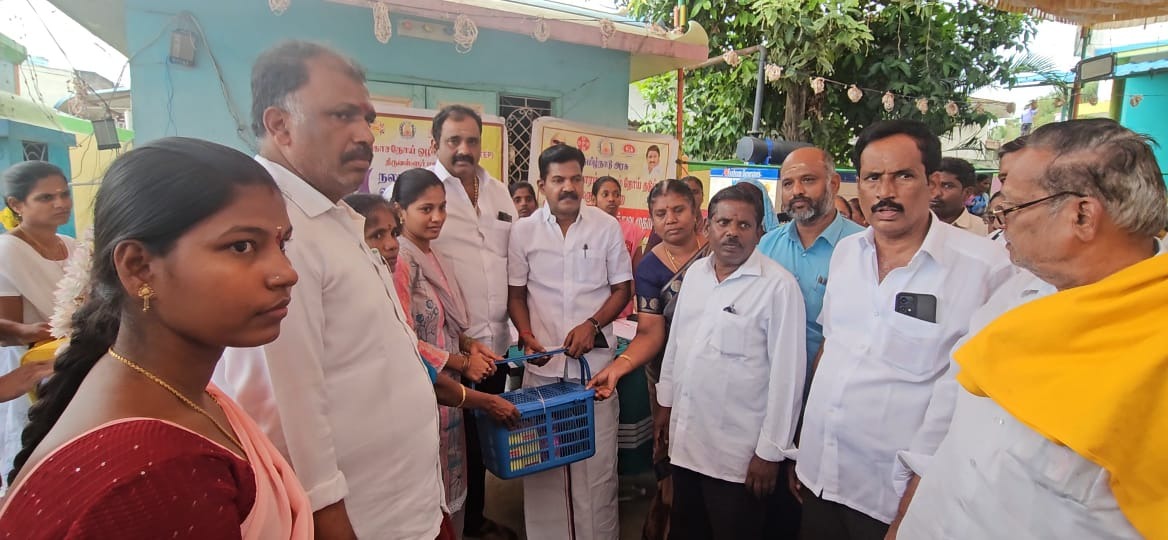 பள்ளிப்பட்டில் நடந்த "உங்களுடன் ஸ்டாலின்" முகாம்