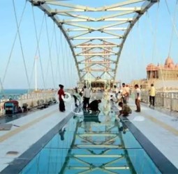 கன்னியாகுமரி கண்ணாடி பாலத்திற்கு 2 நாட்களில் 22 ஆயிரம் சுற்றுலா பயணிகள் வருகை