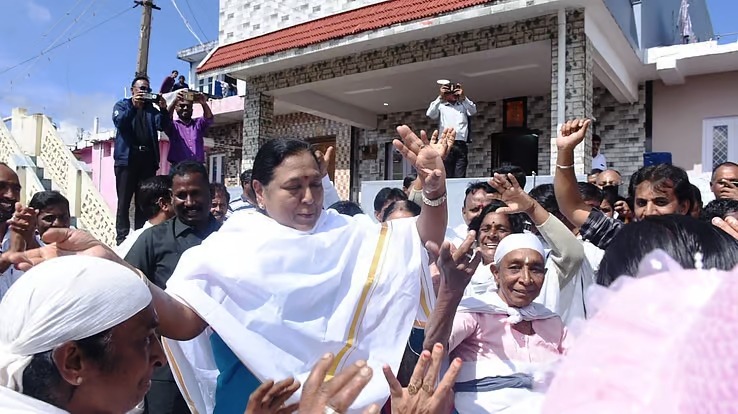 படுகர் சமுதாயமக்களுடன் தேமுதிக பொதுச் செயலாளர் பிரேமலதா, நடனமாடினார்