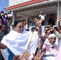 படுகர் சமுதாயமக்களுடன் தேமுதிக பொதுச் செயலாளர் பிரேமலதா, நடனமாடினார்