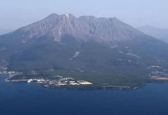 13 மாதங்களாக உறங்கிய எரிமலை நெருப்பு பிழம்புடன் சீற்றம்; ஜப்பானில் விமான சேவைகள் ரத்து