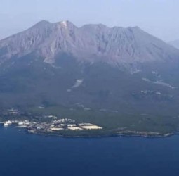 13 மாதங்களாக உறங்கிய எரிமலை நெருப்பு பிழம்புடன் சீற்றம்; ஜப்பானில் விமான சேவைகள் ரத்து