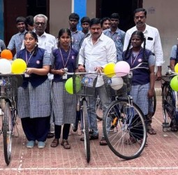 எம்ஜிஆர் நகர் மேல்நிலைப்பள்ளியில் மாணவிகளுக்கு அரசின் விலையில்லா சைக்கிள்