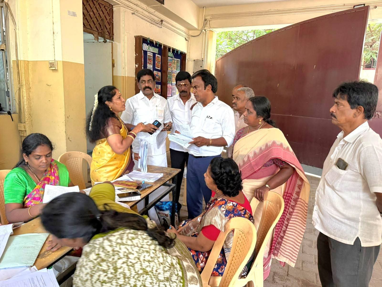 திரு.வி.க நகர் சட்டமன்ற தொகுதியில் நேற்று நடந்த எஸ்ஐஆர் பணிகளுக்கான சிறப்பு முகாம்