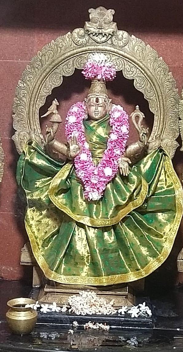 குழந்தை வடிவில், சிரித்த முகத்துடன், சிறப்பு அலங்காரத்தில் நம் வாசவி..