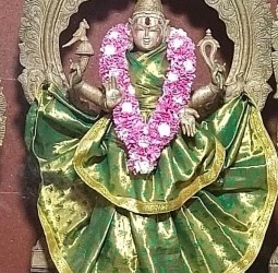 குழந்தை வடிவில், சிரித்த முகத்துடன், சிறப்பு அலங்காரத்தில் நம் வாசவி..