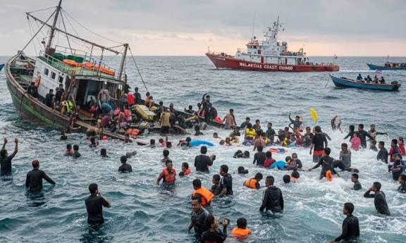 மலேசியா அருகே கடலில் படகு மூழ்கி 7 அகதிகள் பலி