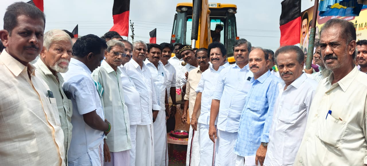மல்லிப்பட்டினம் மக்களின் பல ஆண்டு கால கோரிக்கை நிறைவேற்றம்... சாலை அமைக்கும் பணி துவக்கம்