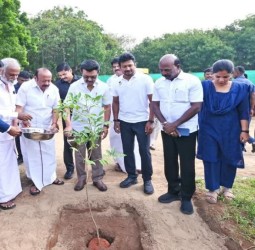 சுற்றுச்சூழல் பூங்காவில் தோட்டக்கலைப் பணி